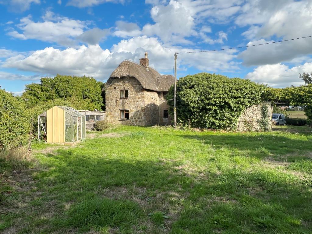 Lot: 53 - RURAL FREEHOLD COTTAGE FOR REFURBISHMENT ON A 0.4 ACRE PLOT -